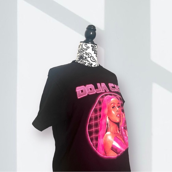 DOJA CAT X HOT TOPIC | HOT PINK ALBUM COVER PORTRAIT GRAPHIC T-SHIRT - Picture 3 of 3